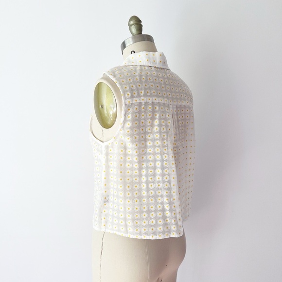 Le Lis White and Yellow Daisy Button-Up Blouse Stitch Fix - Picture 3 of 7